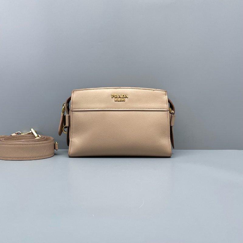 97新二手Prada普拉达十字纹相机包奶茶色缺皮牌钥匙和锁22*15*8cm/-0