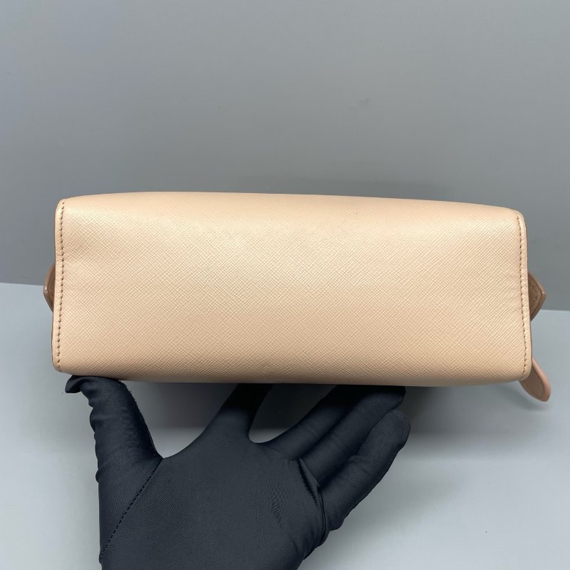 97新二手Prada普拉达十字纹相机包奶茶色缺皮牌钥匙和锁22*15*8cm/-2