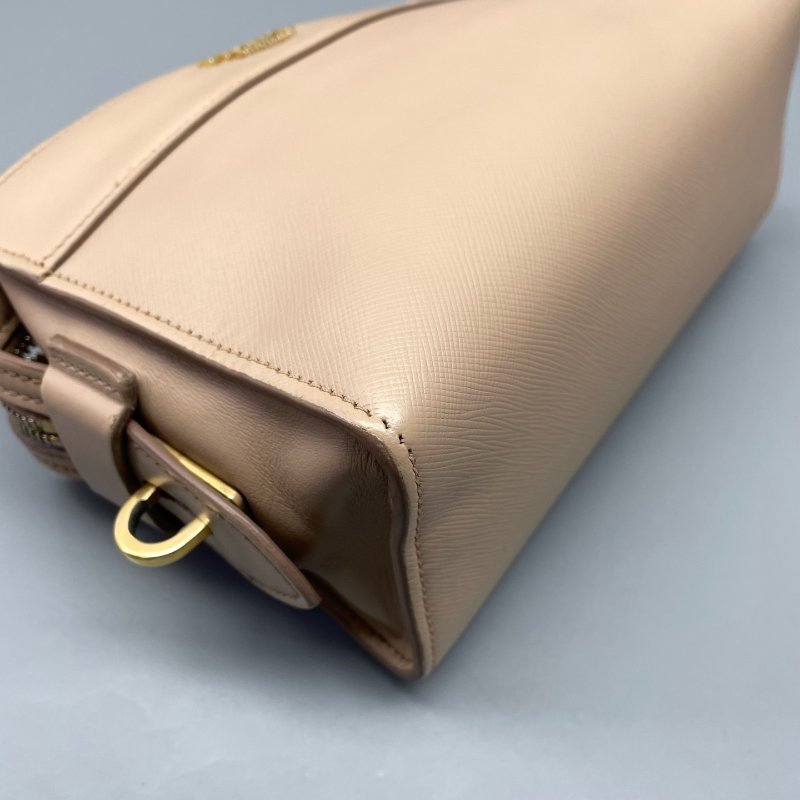 97新二手Prada普拉达十字纹相机包奶茶色缺皮牌钥匙和锁22*15*8cm/-3