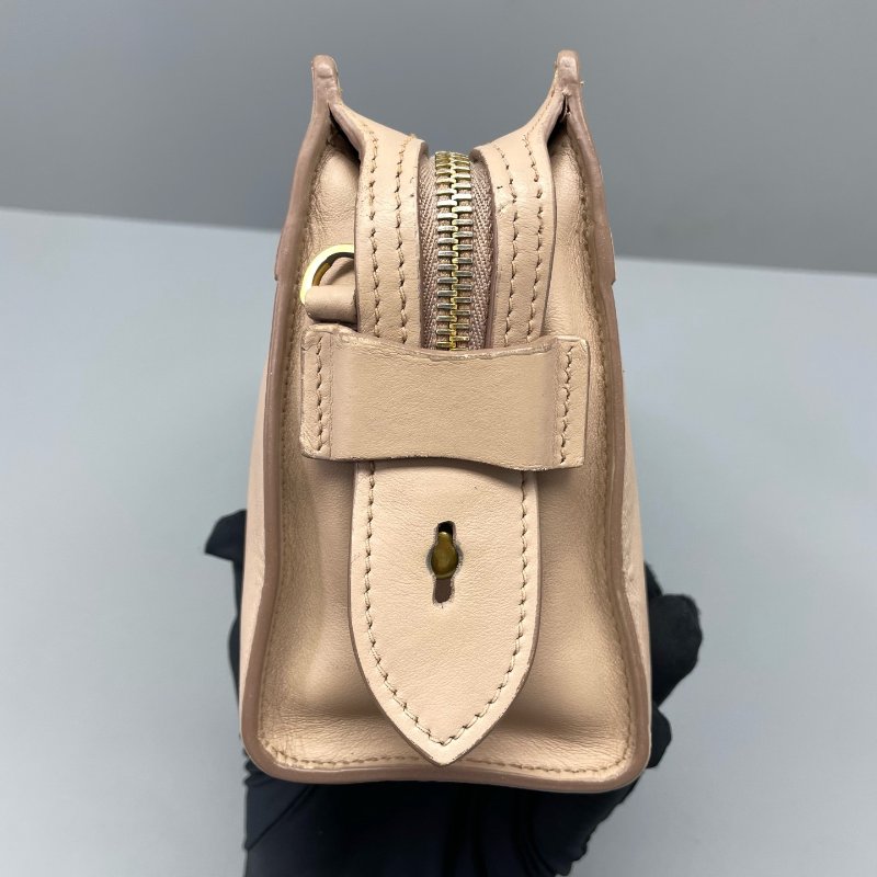 97新二手Prada普拉达十字纹相机包奶茶色缺皮牌钥匙和锁22*15*8cm/-4