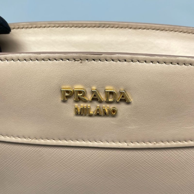 97新二手Prada普拉达十字纹相机包奶茶色缺皮牌钥匙和锁22*15*8cm/-5