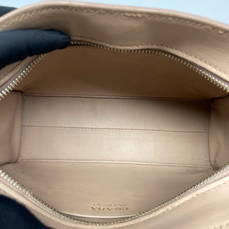 97新二手Prada普拉达十字纹相机包奶茶色缺皮牌钥匙和锁22*15*8cm/-6