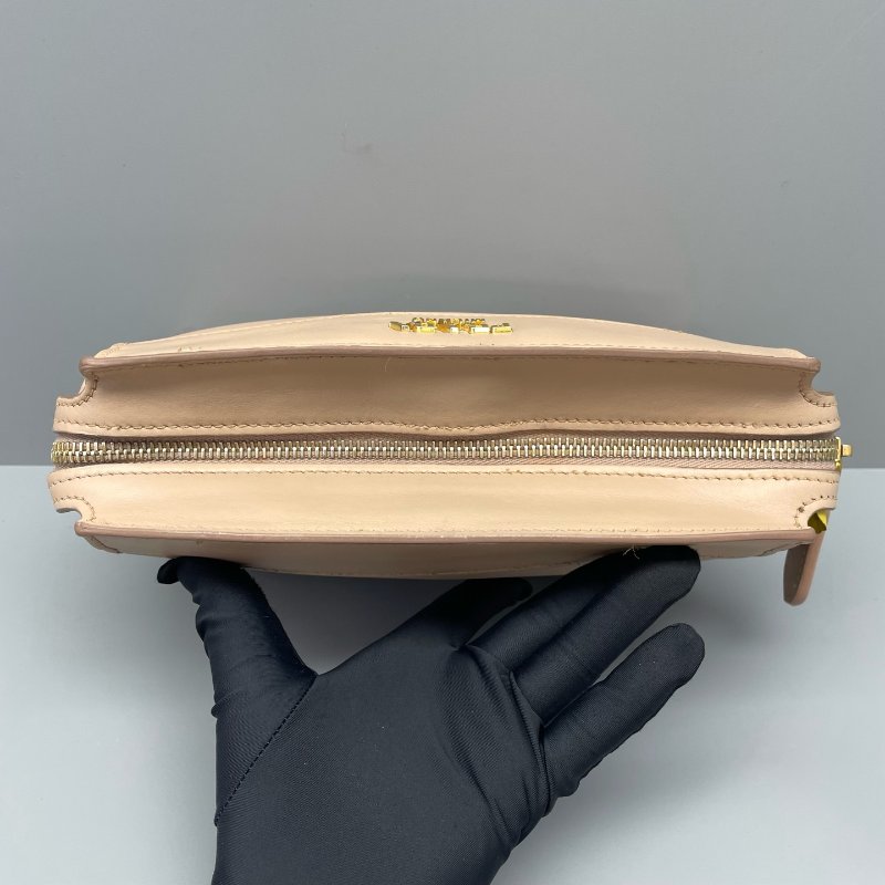 97新二手Prada普拉达十字纹相机包奶茶色缺皮牌钥匙和锁22*15*8cm/-7