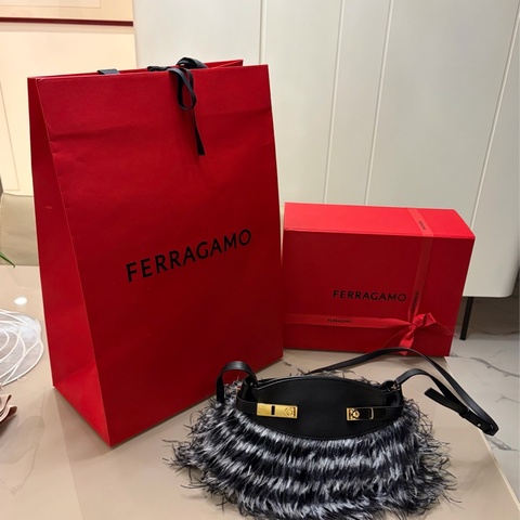 Ferragamo 秀款黑色牛皮配鴕鳥羽毛肩背包