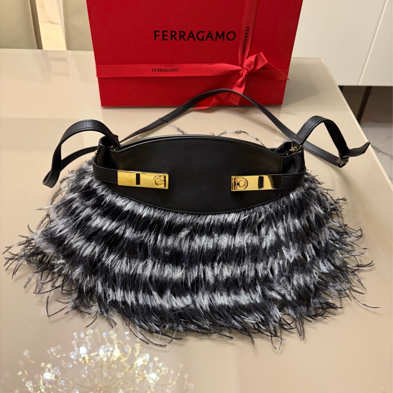 Ferragamo 秀款黑色牛皮配鴕鳥羽毛肩背包-1