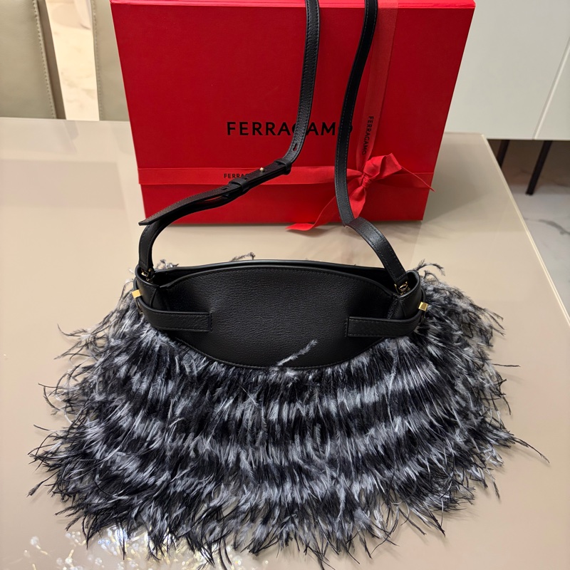 Ferragamo 秀款黑色牛皮配鴕鳥羽毛肩背包-6