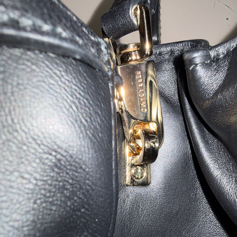 Ferragamo 秀款黑色牛皮配鴕鳥羽毛肩背包-9