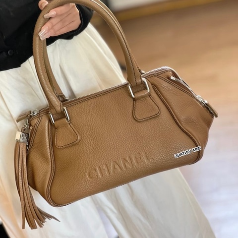 Chanel • 奶茶色浮雕字母荔枝牛皮流蘇保齡球包