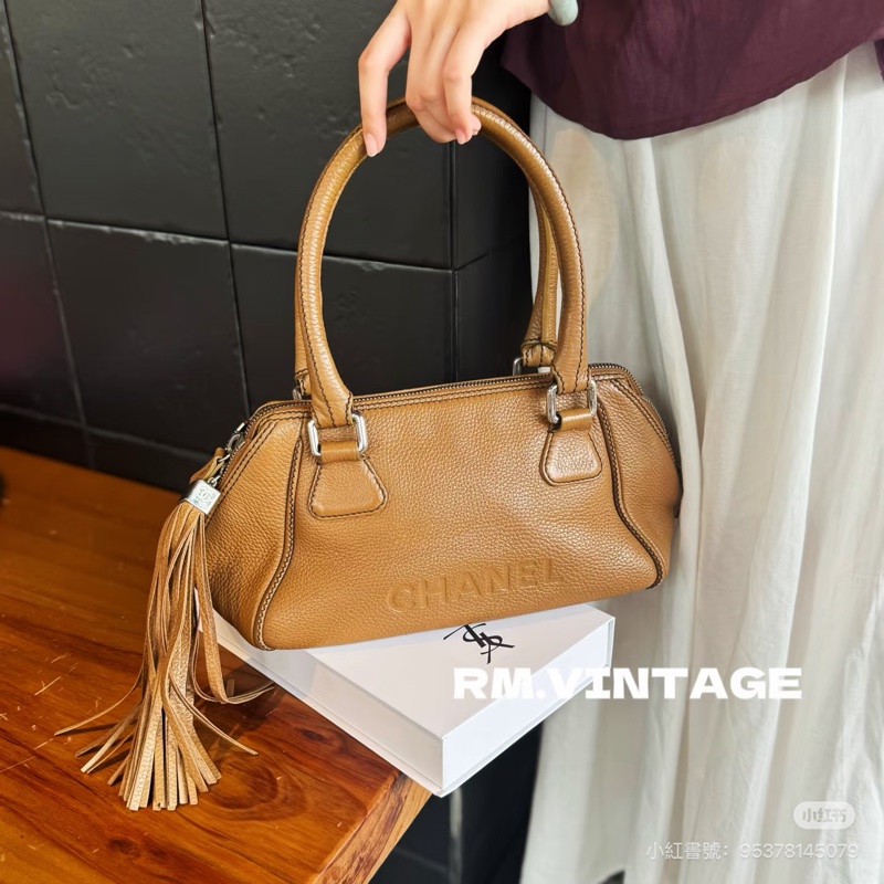 Chanel • 奶茶色浮雕字母荔枝牛皮流蘇保齡球包-1