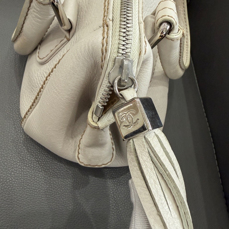 Chanel • 奶油白字母荔枝牛皮流蘇Mini保齡球包-7