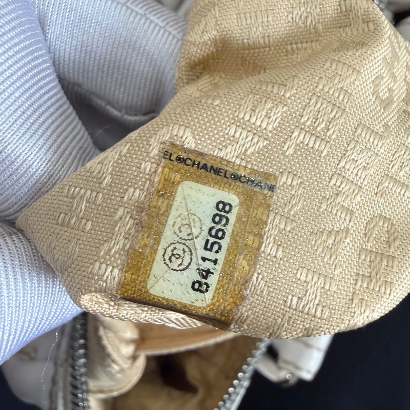 Chanel • 奶油白字母荔枝牛皮流蘇Mini保齡球包-10