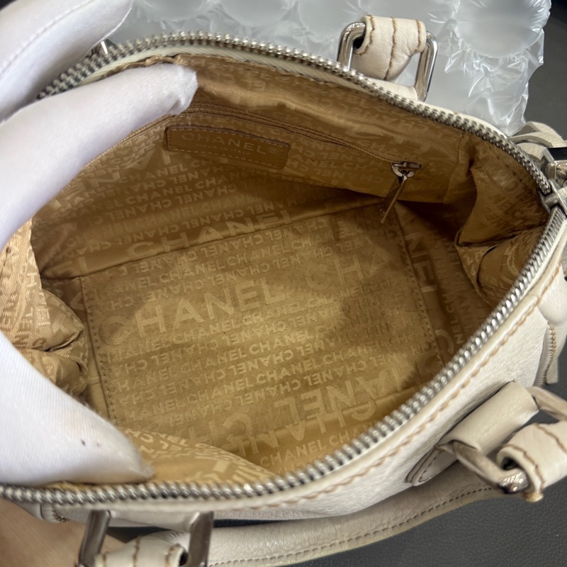 Chanel • 奶油白字母荔枝牛皮流蘇Mini保齡球包-11