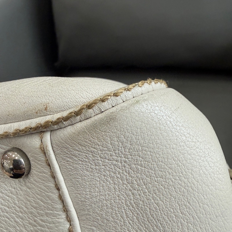 Chanel • 奶油白字母荔枝牛皮流蘇Mini保齡球包-16