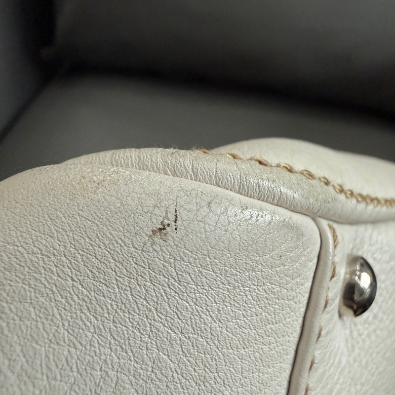 Chanel • 奶油白字母荔枝牛皮流蘇Mini保齡球包-17