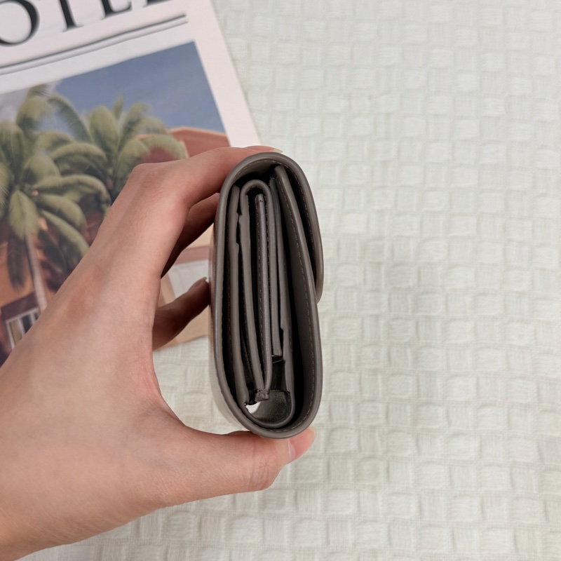 Celine鵝卵石灰色TRIOMPHE小號翻蓋錢包-2