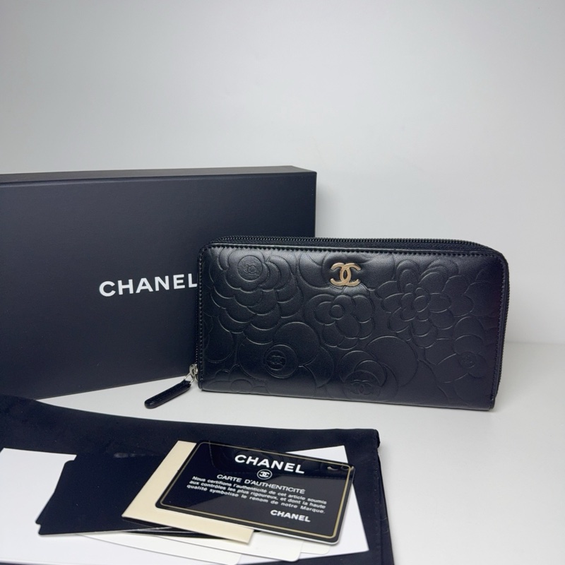 Chanel • 黑銀浮雕山茶花羊皮拉鍊長夾 全配閒置品☝🏻-0