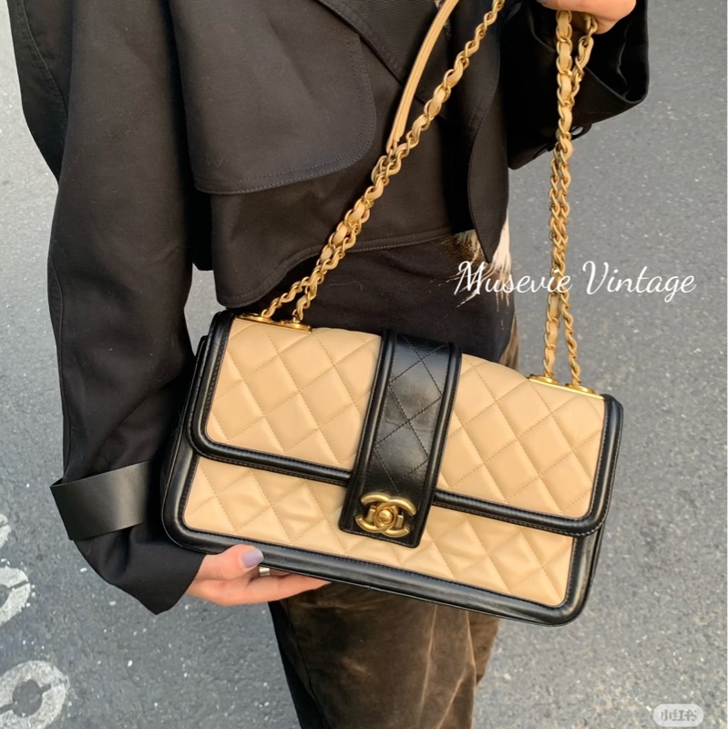 Chanel • 季節款奶茶色拼黑色金釦羊皮Cf 25-0