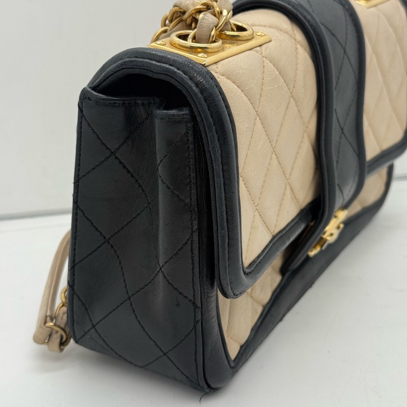Chanel • 季節款奶茶色拼黑色金釦羊皮Cf 25-1