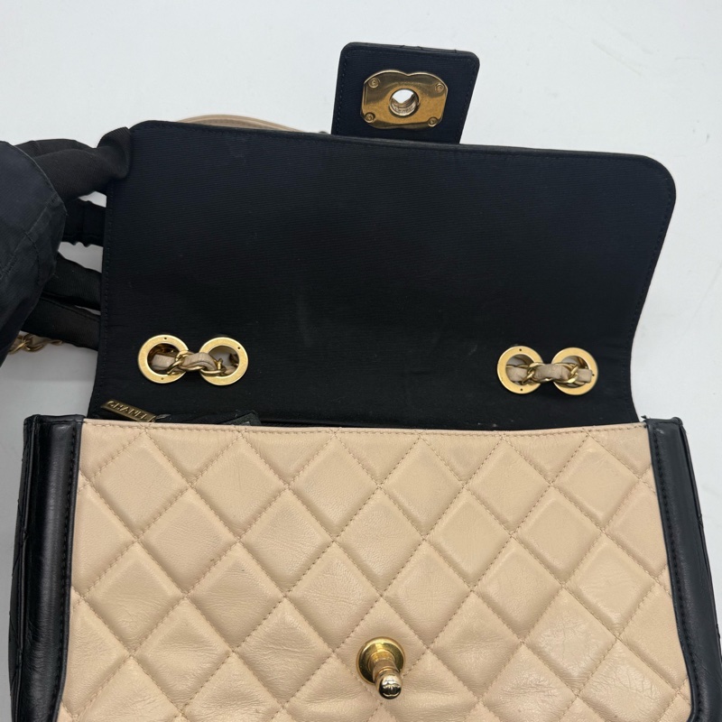 Chanel • 季節款奶茶色拼黑色金釦羊皮Cf 25-5