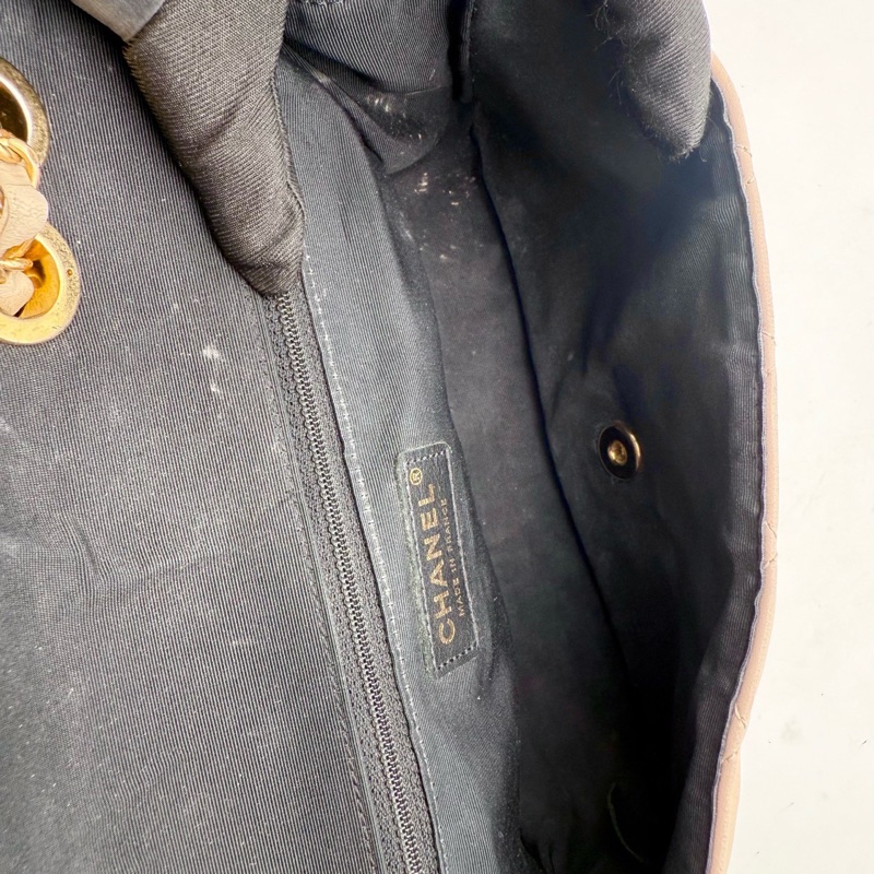 Chanel • 季節款奶茶色拼黑色金釦羊皮Cf 25-6