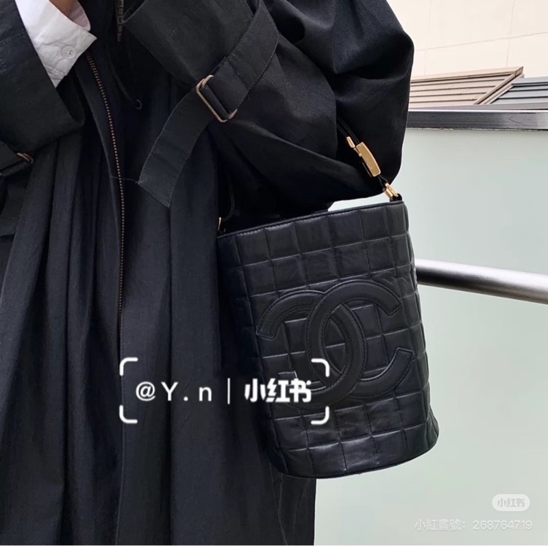 Chanel • 經典黑金冰格羊皮水桶手提包-1