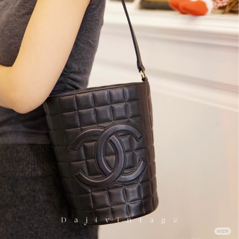 Chanel • 經典黑金冰格羊皮水桶手提包-2