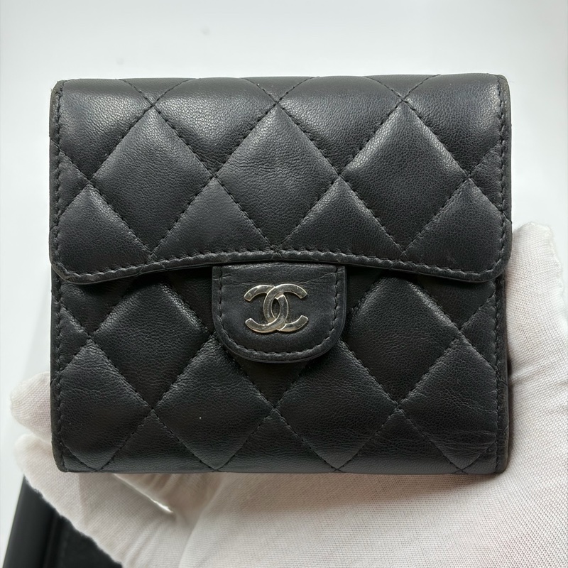 Chanel • 經典黑銀羊皮三折短夾 全配帶卡✔️-1