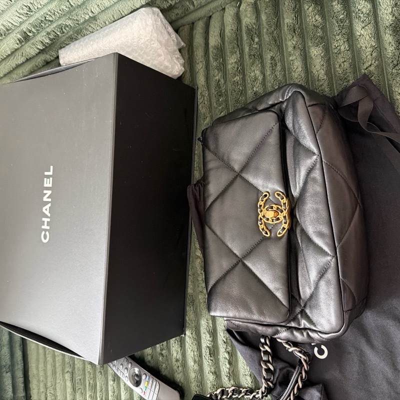 罕有99%new 有專門店正單 chanel 19 small 黑金 芯片款-1