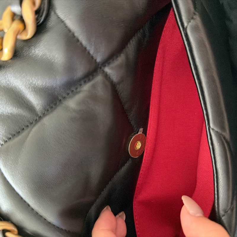 罕有99%new 有專門店正單 chanel 19 small 黑金 芯片款-9