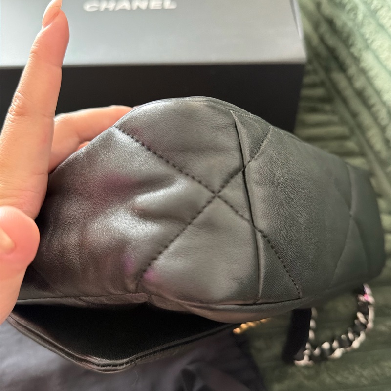 罕有99%new 有專門店正單 chanel 19 small 黑金 芯片款-12