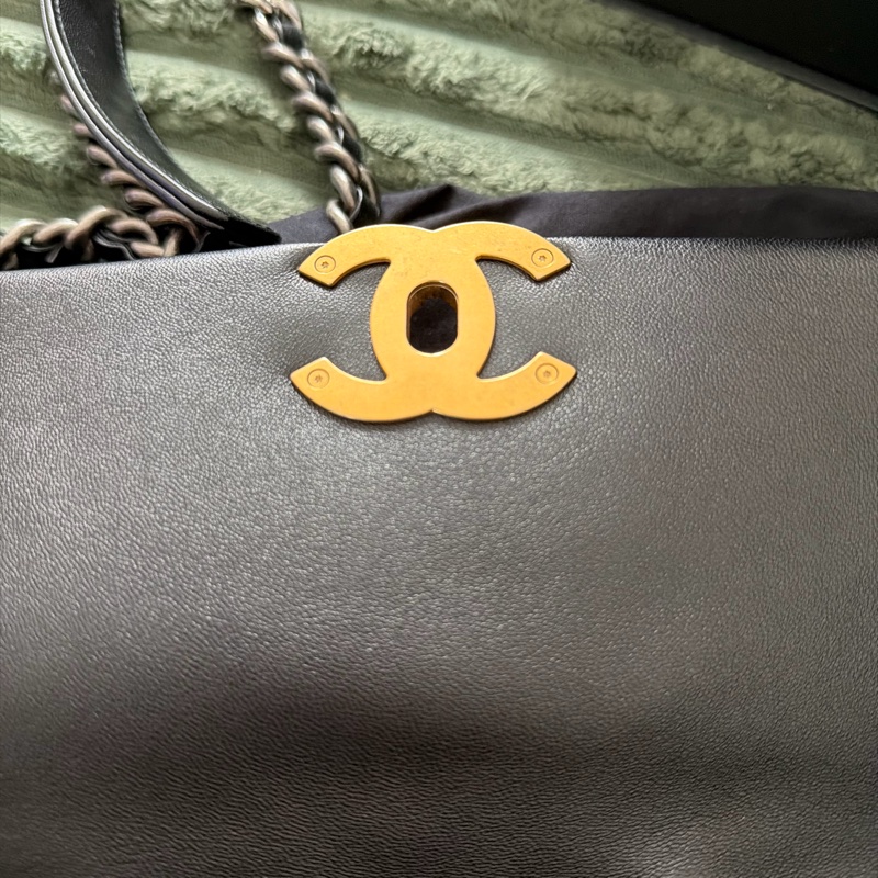 罕有99%new 有專門店正單 chanel 19 small 黑金 芯片款-15