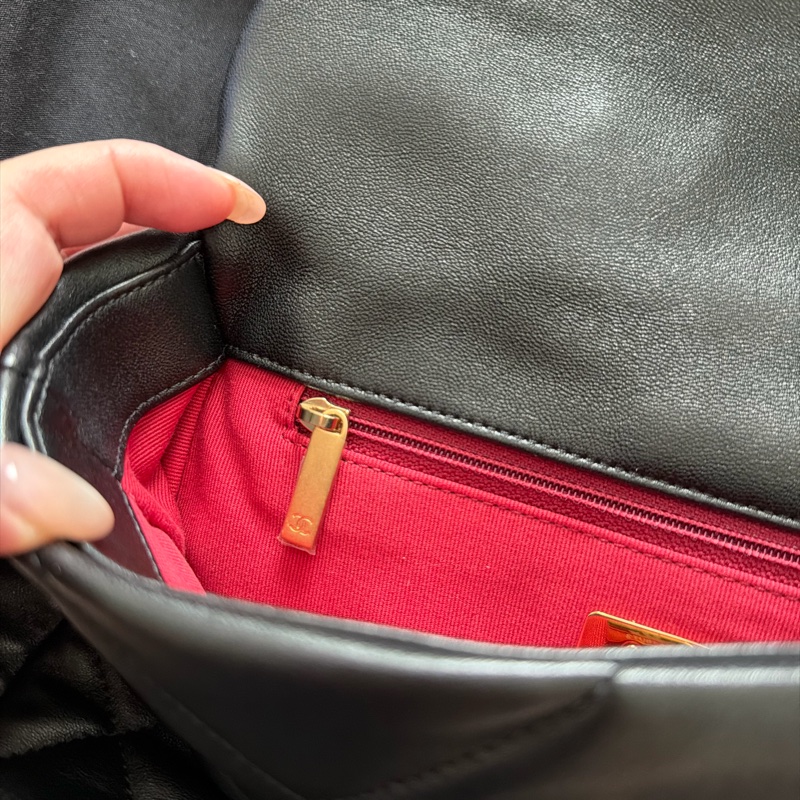 罕有99%new 有專門店正單 chanel 19 small 黑金 芯片款-16