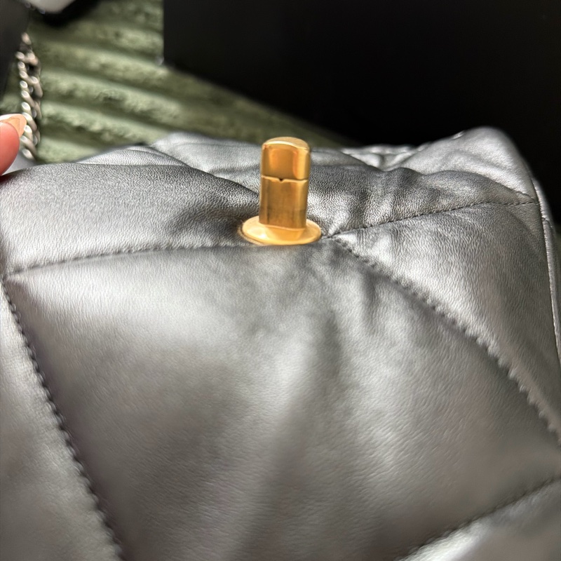 罕有99%new 有專門店正單 chanel 19 small 黑金 芯片款-17