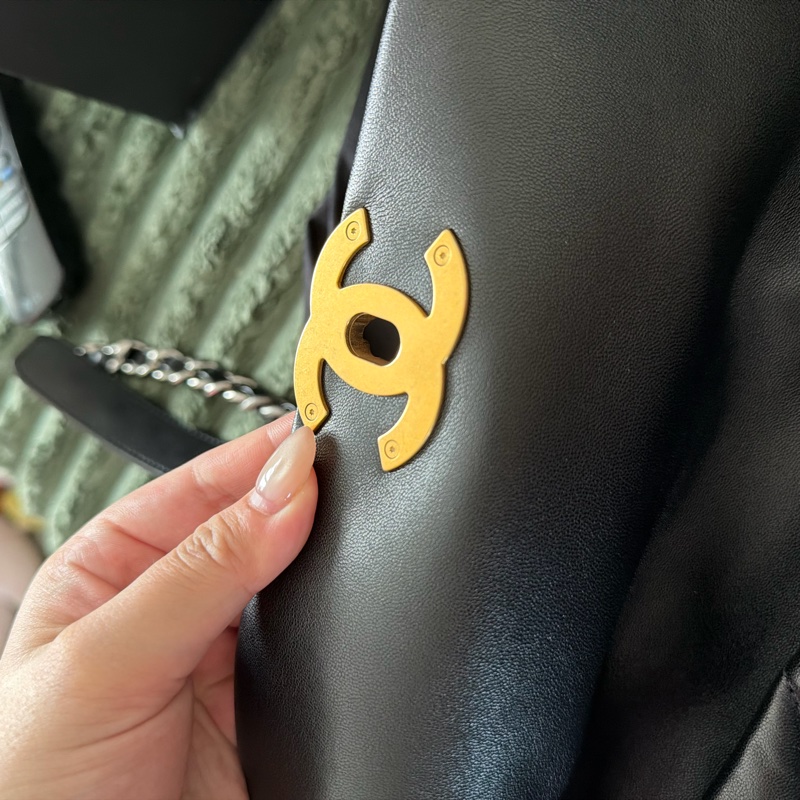 罕有99%new 有專門店正單 chanel 19 small 黑金 芯片款-18