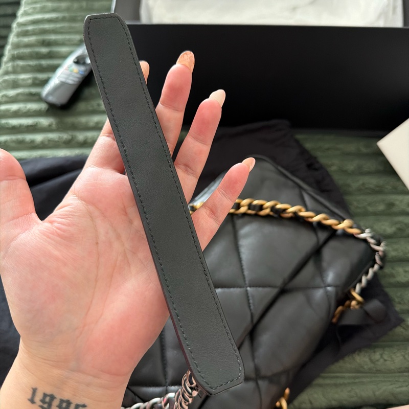 罕有99%new 有專門店正單 chanel 19 small 黑金 芯片款-20