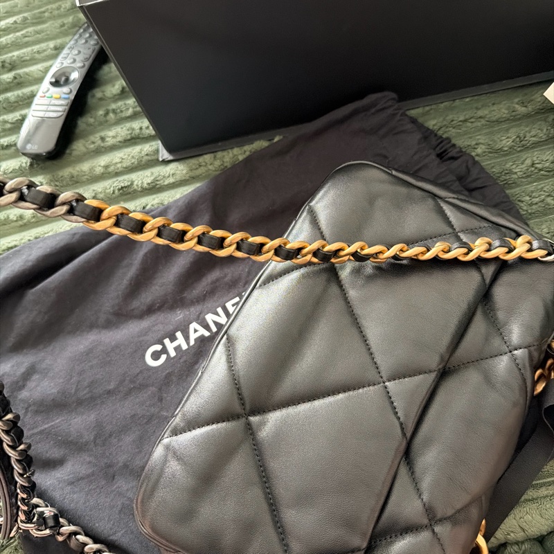 罕有99%new 有專門店正單 chanel 19 small 黑金 芯片款-21