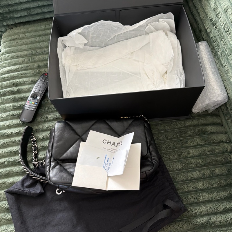 罕有99%new 有專門店正單 chanel 19 small 黑金 芯片款-22