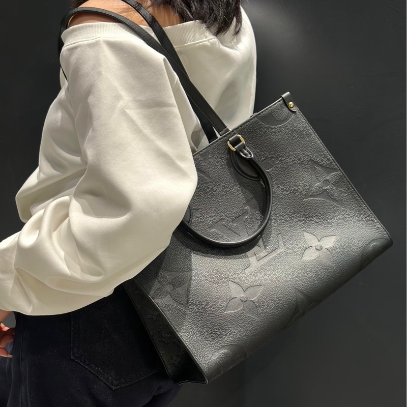 Louis Vuitton路易威登黑色全牛皮壓紋On The Go中號托特手提包肩背包-1