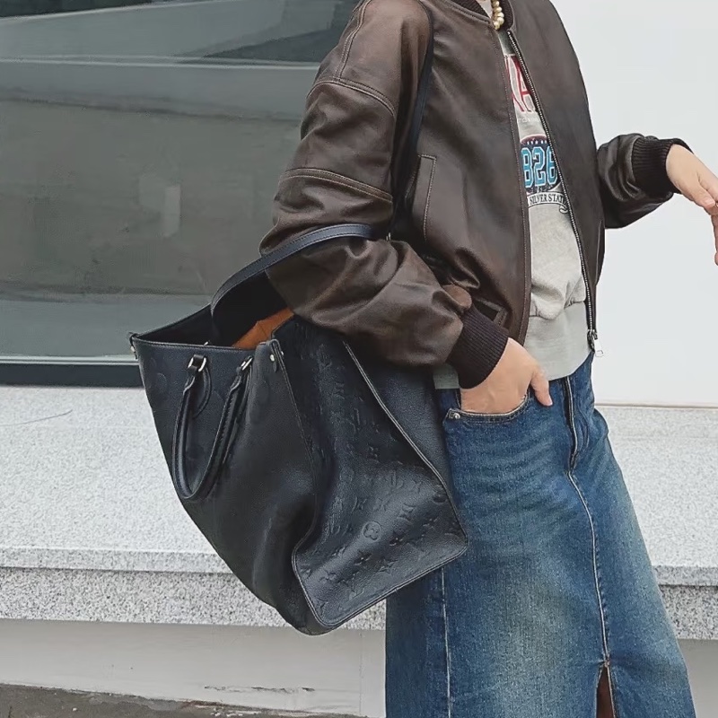 Louis Vuitton路易威登黑色全牛皮壓紋On The Go中號托特手提包肩背包-3