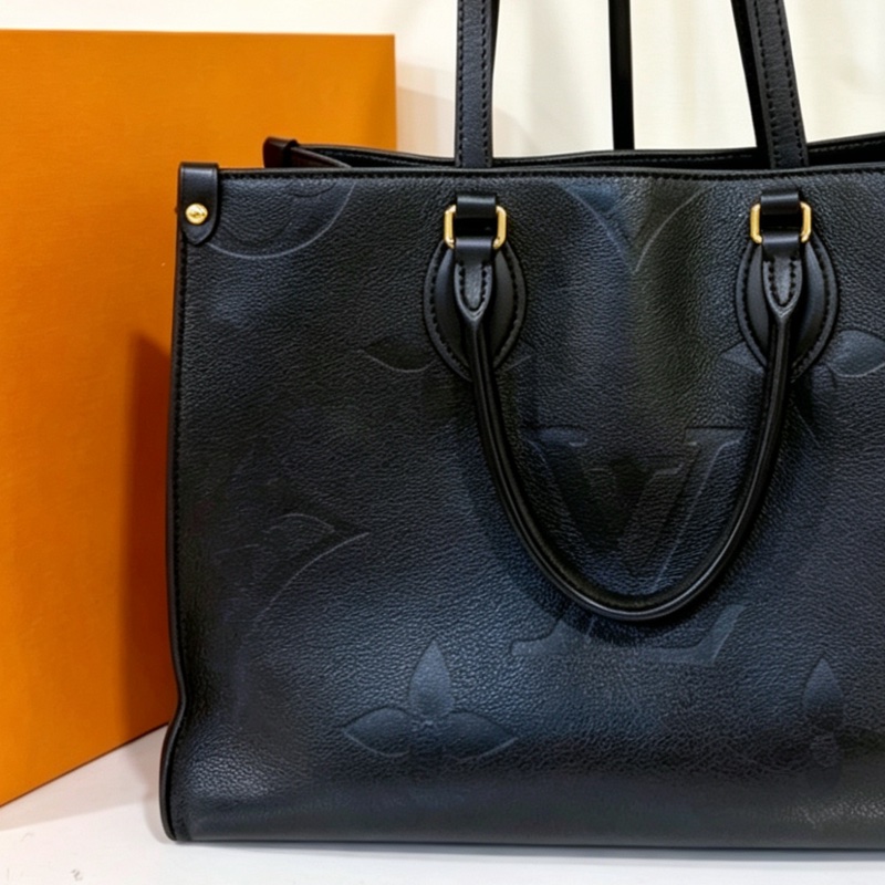 Louis Vuitton路易威登黑色全牛皮壓紋On The Go中號托特手提包肩背包-10