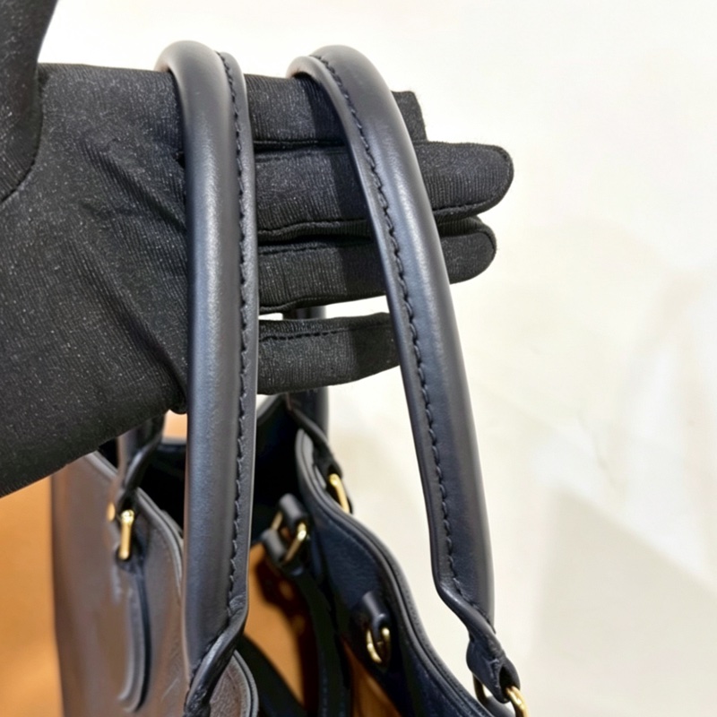 Louis Vuitton路易威登黑色全牛皮壓紋On The Go中號托特手提包肩背包-16