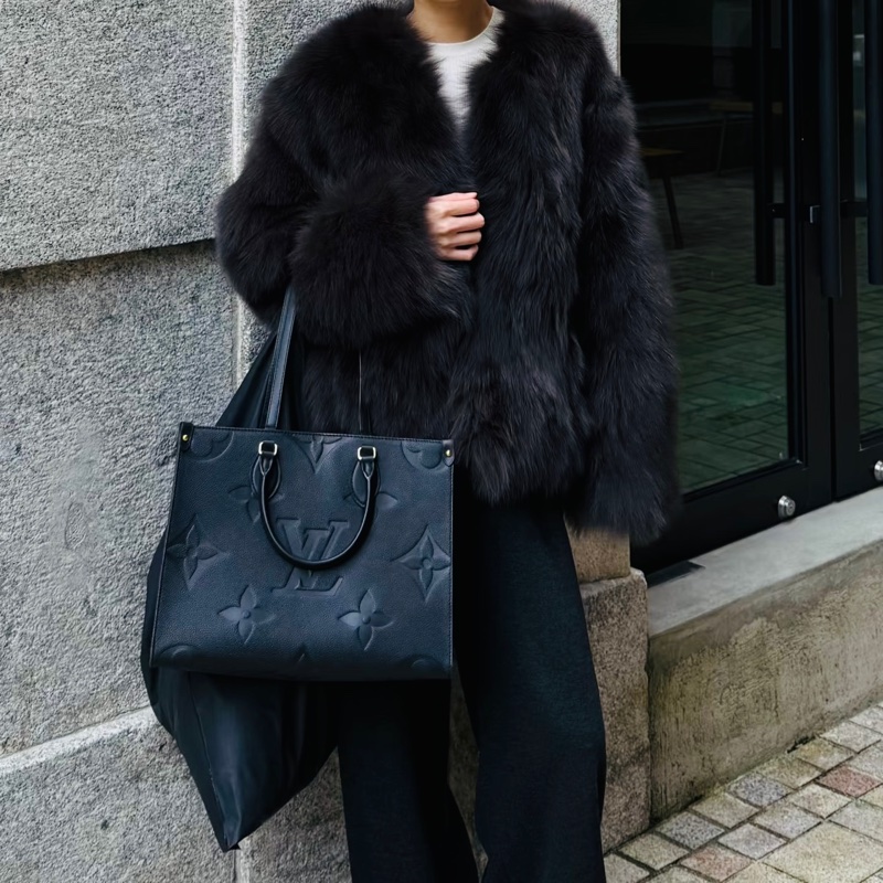 Louis Vuitton路易威登黑色全牛皮壓紋On The Go中號托特手提包肩背包-33