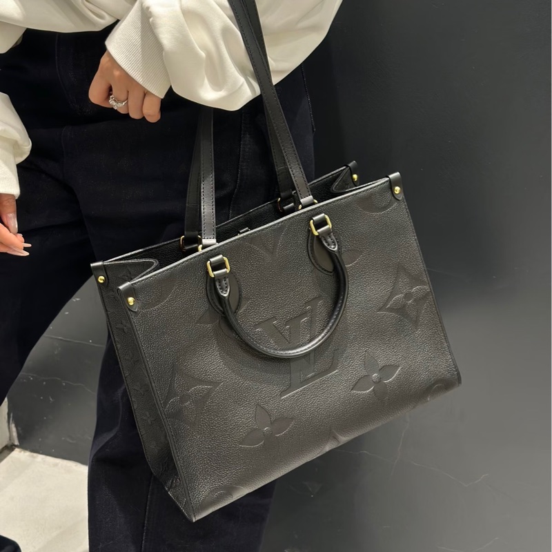 Louis Vuitton路易威登黑色全牛皮壓紋On The Go中號托特手提包肩背包-34