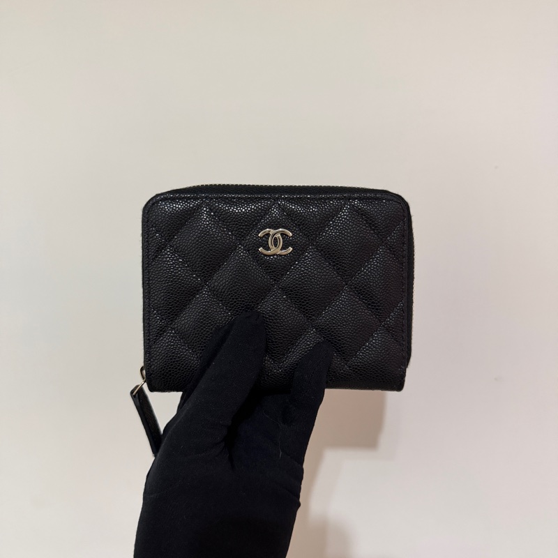914intheair精品代購『全新全配』Chanel 雙c 黑金加大ㄇ字拉鍊對開短夾-5