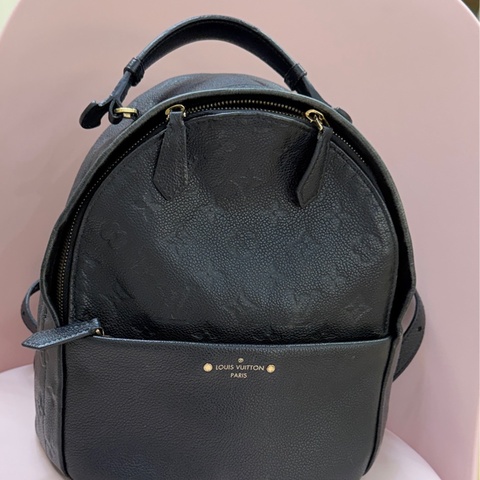 櫃上破十萬的L V後背包🏅好揹好看的黑色🖤耐用牛皮