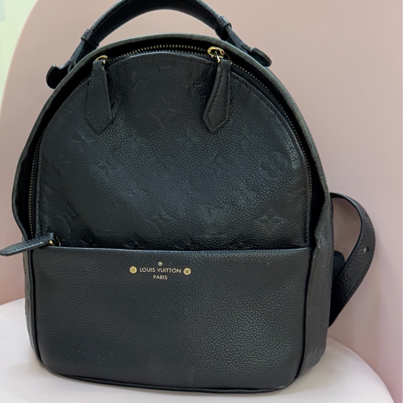 櫃上破十萬的L V後背包🏅好揹好看的黑色🖤耐用牛皮-1