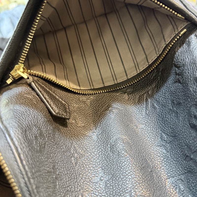 櫃上破十萬的L V後背包🏅好揹好看的黑色🖤耐用牛皮-6