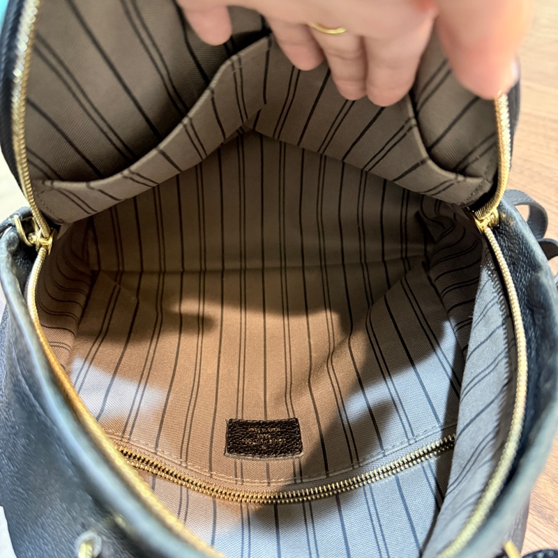 櫃上破十萬的L V後背包🏅好揹好看的黑色🖤耐用牛皮-7