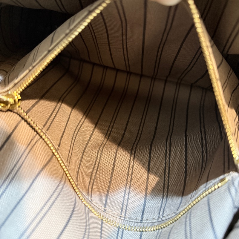 櫃上破十萬的L V後背包🏅好揹好看的黑色🖤耐用牛皮-10