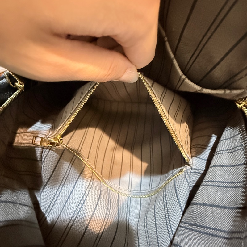 櫃上破十萬的L V後背包🏅好揹好看的黑色🖤耐用牛皮-11